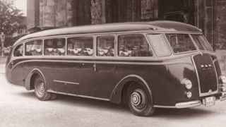 Den første strømlinjeformede bussen.